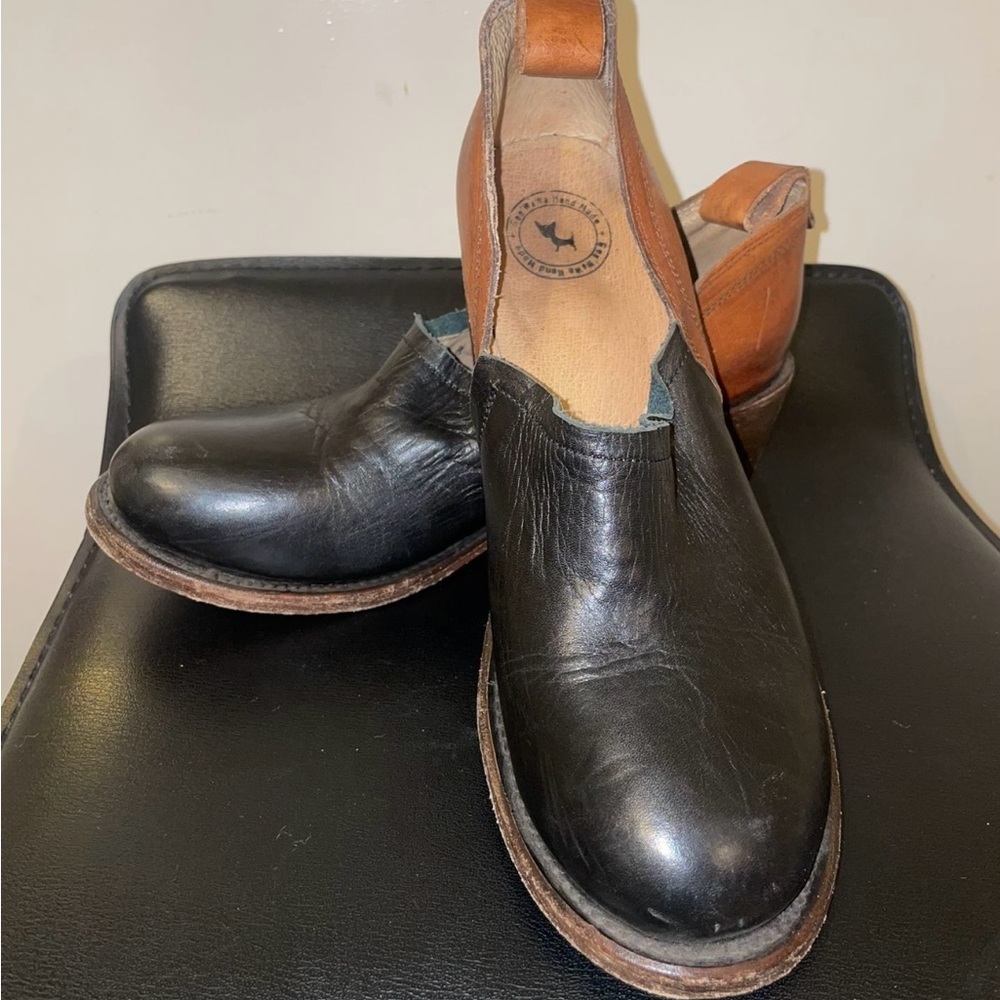 Elegant Black Leather Women's Gee Wawa Handcrafted shoes